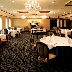 大人数でのパーティーに使える、開放感ある大広間