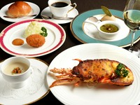 イセ海老をメインにしたコース料理。イセ海老は東洋軒秘伝の風味ソースで焼き上げます。他に、スープ、エビクリームコロッケ、デザート、食後のお飲物がつく、満足いただけるコースです。