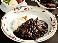 熟練の伝統の味ブラックカレーに松阪牛のみを100％使用した至極の逸品。松阪牛の旨味（松阪牛60g）を存分にご賞味ください。