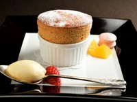 ふわふわのメレンゲをたっぷり使用したキャラメル風味のスフレ。【東洋軒】一番人気のデザートです。