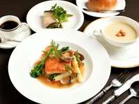 ・スープ
・メイン料理
・小さな一皿
・パン　または　ライス
※＋770円でブラックカレーライスハーフサイズに変更いたします。
・小コーヒー
※＋110円で“カルトサイズ”に変更いたします。