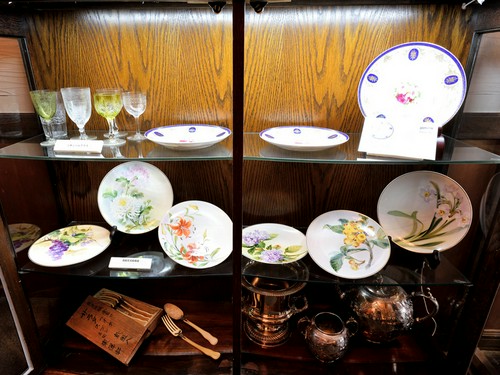 晩餐会に料理を提供した時のお皿と食器