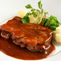 口の中でとろけるような柔らかさ『タンシチュー』