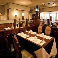 特別な日のディナーにも相応しい、ラグジュアリーな店内