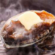 生きている新鮮なアワビならではの至福の味！焼いたアワビの身はとてもやわらかく食べやすいです。