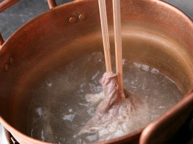2、3度ゆすぐように湯にくぐらせて下さい。