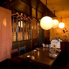 暖色の燈りが落ち着く空間