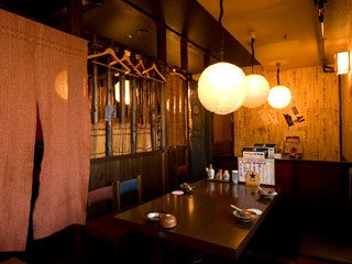 暖色の燈りが落ち着く空間…