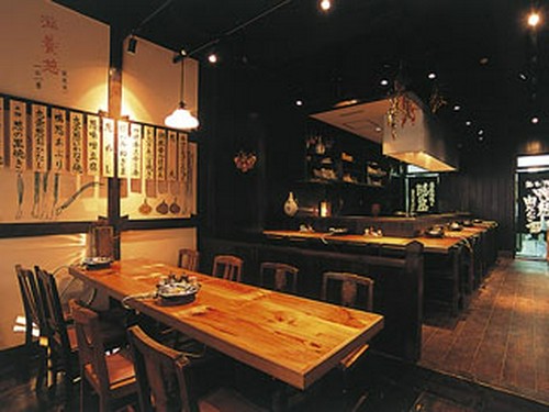 昔ながらの古民家をイメージした店内