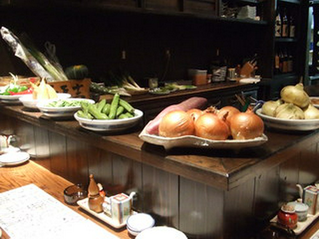 カウンターには自慢の葱のほかにも旬の野菜も取り揃えています