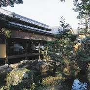 昭和3年に建てられた邸宅を改装して新たにリニューアルオープン。四季の移ろいが感じれられる和式庭園を臨む内観は、落ち着いていて昭和の赴きを感じられます。
