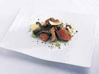 京都丹波産猪肉に2種のキノコを添えて