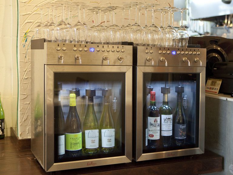 専用のワインセラーで厳しく品質管理、豊富な種類のグラスワイン