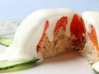 自家製マヨネーズがたっぷりかかったかわいいトマトの中は、鶏のササミのサラダです。