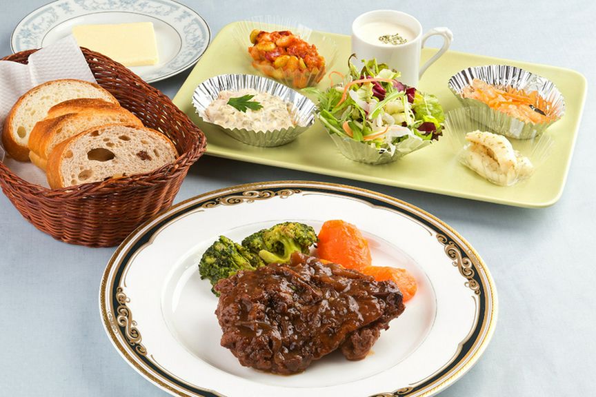 2週間を目安に替わるメイン料理と充実のサイドメニューが脇を固める『ランチA』