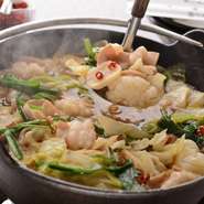 『特選牛ホルモン鍋』は、店の代名詞ともいうべき王道メニュー。新鮮な特選和牛のホルモンのみを使用し、スープは独自に考案した香り高い和風だし。ホルモン、スープ、野菜が三位一体となった至福の鍋です。