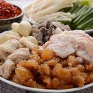 ホルモンは当日つぶした新鮮なホルモンのみを使用し、臭みを残さないように何度も水でていねいに洗い、ほどよく脂を残します。この下ごしらえの手間が、頬張ったときに口いっぱいに広がるジューシーさの秘密。