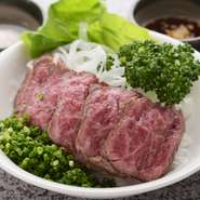 新鮮な国産和牛を、外はこんがり中はレアに仕上げた逸品です。