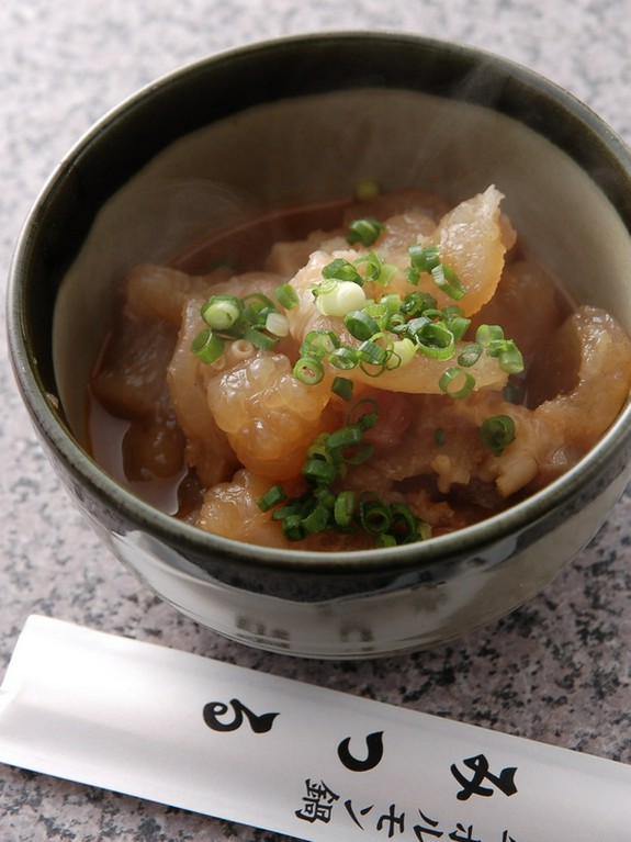 コラーゲン100％！ 部位にこだわった『牛スジ煮込み』