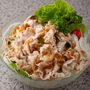 薄くスライスした鹿児島産豚肉のバラ肉をさっとゆで上げ、生野菜の上にトッピングしてスタミナアップした『豚しゃぶサラダ』。豚バラ肉は脂がさっぱりしていて美味しく、夏場におすすめです。
