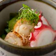 （蒸しホタテとタコをきゅうりとワカメで和えてご賞味。）