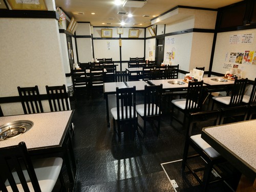 店内は小じんまりはしてるものの和風づくりで落ち着いた雰囲気