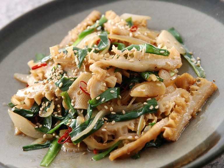 牛の胃袋を柔らかく煮込んだ究極の一品『牛スジ煮込み』