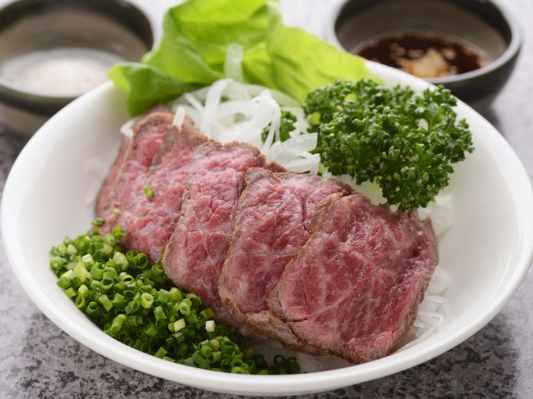 新鮮な国産和牛を、外はこんがり中はレアに仕上げた逸品