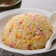 お客様に大好評で、私も小さいときから食べているこの『チャーハン』は、たまご、ベーコン、ネギでシンプルに仕上げた懐かしいおふくろの味。何度食べても、飽きない素朴ながらも味わい深い一品です。