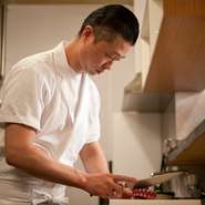 お客様とのコミュニケーションを大事にしたいので、店内はどの席に座っていただいても、調理場の料理人の顔が見えるつくりとなっています。お帰りになるときは、作業の手を休めてお見送りするよう心がけています。