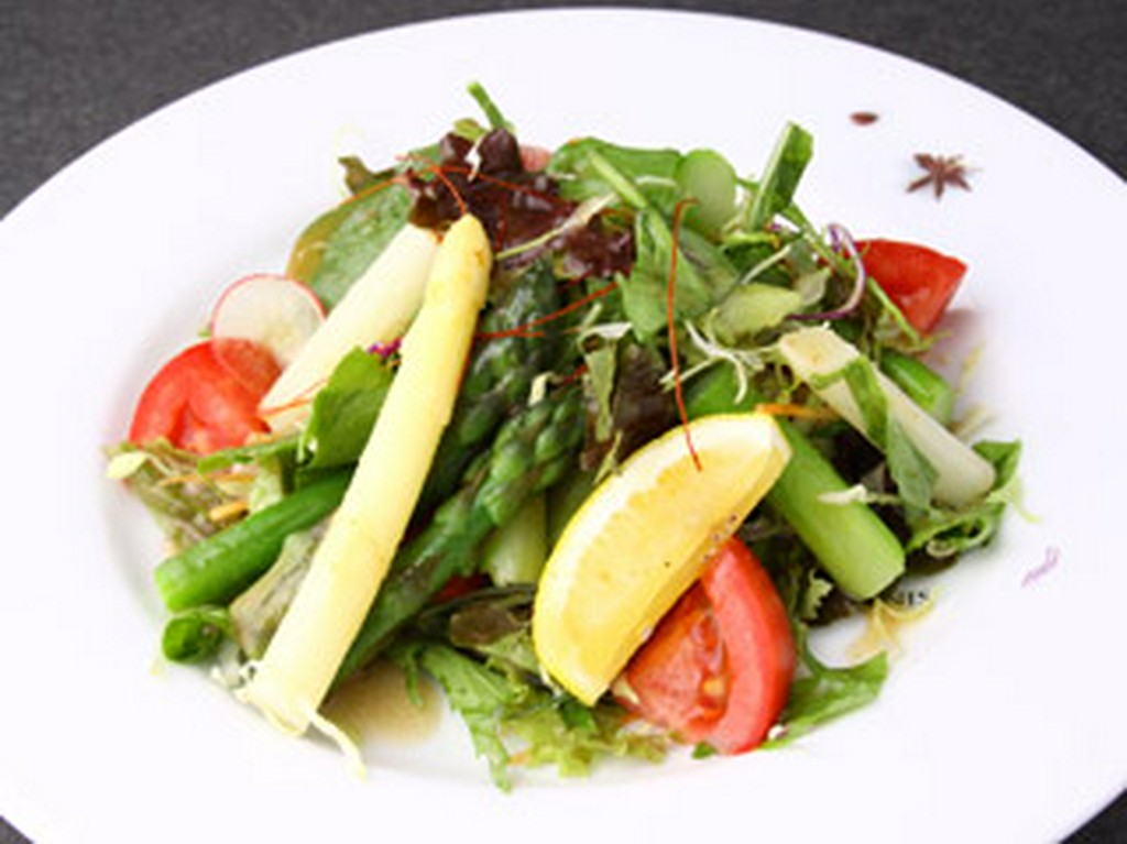 アスパラのサラダ　自家製梅風味ドレッシングかけ