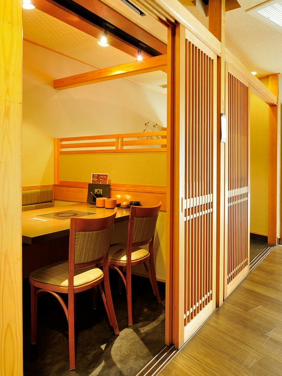 パーテーションの取り外しで臨機応変に対応できる個室