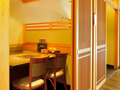 パーテーションの取り外しで臨機応変に対応できる個室