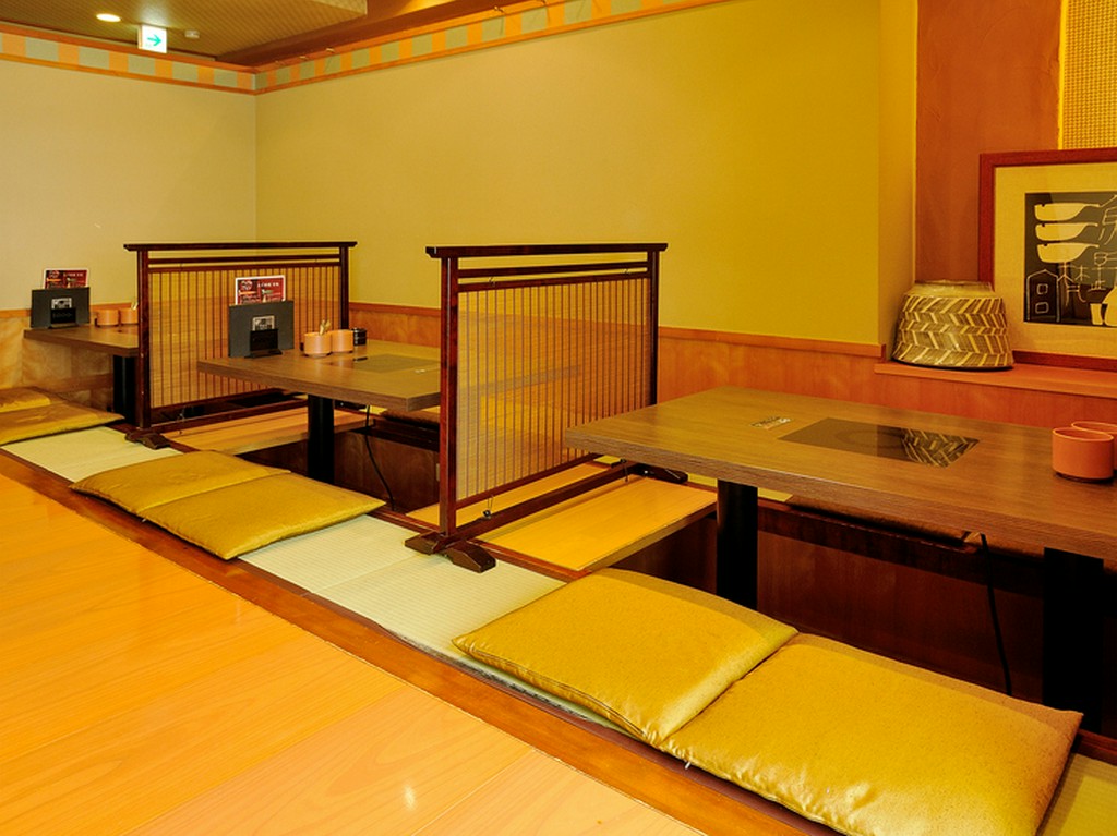 掘りごたつのお席で、ゆったりお寛ぎ下さい