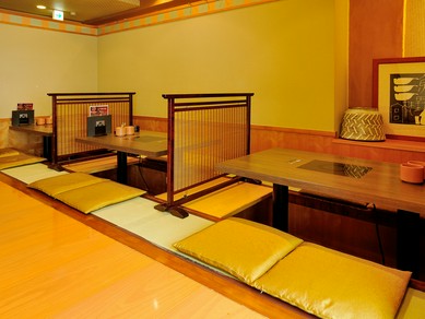 掘りごたつのお席で、ゆったりお寛ぎ下さい