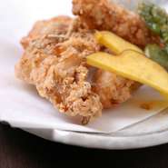 フグの素材そのものを味わってほしいから、味付けは塩のみで。自家製のブレンド唐揚粉をまぶして。