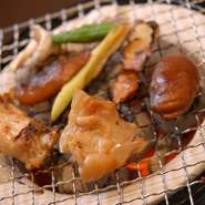 炭火焼きで、肉厚のフグの旨みを凝縮した一品。食欲をそそる香りが立ち上ります。