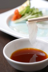 フグ料理の薄造り『てっさ』