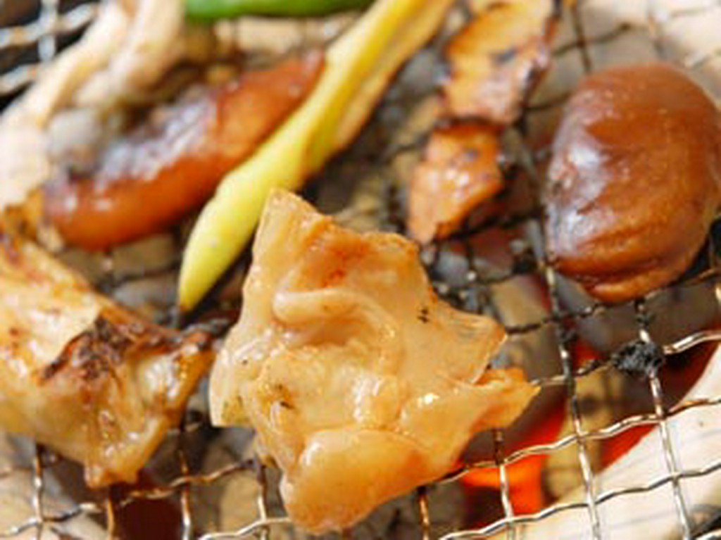 肉厚の新鮮ふぐを贅沢に焼く、香りが鼻腔をくすぐります