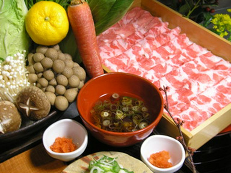 上品なお出しで頂く和豚のつゆしゃぶコース。四名様以上のご予約で120分飲放付で2980円