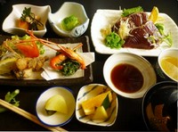 ・鰹のタタキ（タレ・塩）
・三品揚（四万十のり天・川えび・うつぼ唐揚）
・小鉢
・煮物
・ご飯
・汁物
・香物