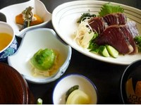 ・鰹のタタキ（タレ・塩）
・小鉢
・煮物
・ご飯
・汁物
・香物