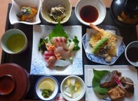 ・お造り（カツオタタキに変更できます）
・揚物
・焼物
・炊合せ
・小鉢
・ご飯
・汁物
・香物