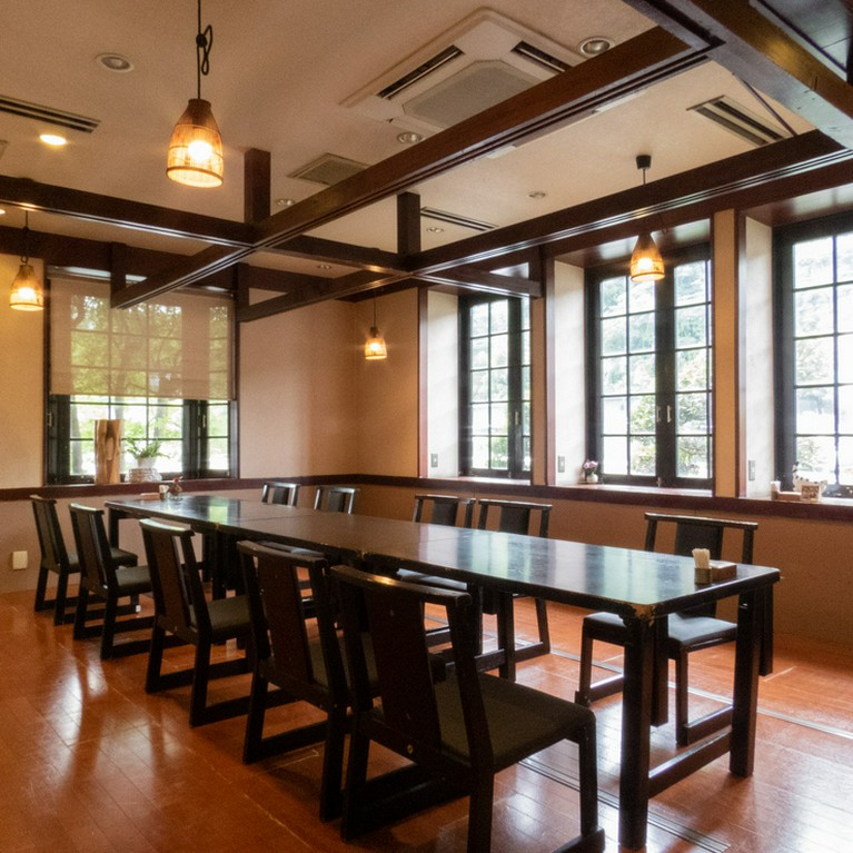 旬家おひざもとの、ゆったりとした座敷席でお寛ぎ下さいませ