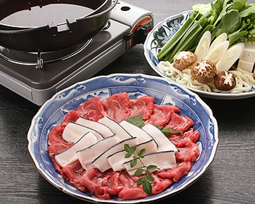 □鍋料理□　鯨鍋（皮鯨すき焼き）