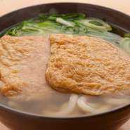 しっかりとしたコクと旨味を持ちながら上品な薄味に仕上げた【今井】の出汁、もちっとしたうどん、ふっくらと柔らかくよく味の浸みた「おあげさん」。『きつねうどん』は創業以来愛され続ける看板メニューです。