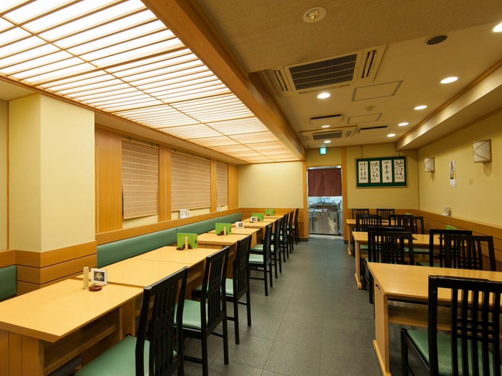 一人でも食事しやすいテーブル席も