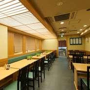 店内にはテーブル席も用意されているので、一人でも気軽に入店できます。定番の麺類や丼物の他に、季節の御飯など旬の素材を用いたメニューもあります。