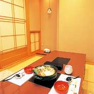 6名用の個室が3部屋、落ち着いた和室があります。掘りごたつ式で、足をのばしてゆっくりと食事をできると中高年層にも人気です。部屋数が限られるので事前予約がおすすめします。宴会時は最大21名迄利用できます。