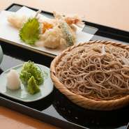 喉越しの良い蕎麦と、揚げたての天ぷらの組み合わせです。野菜は旬のものを使用しています。